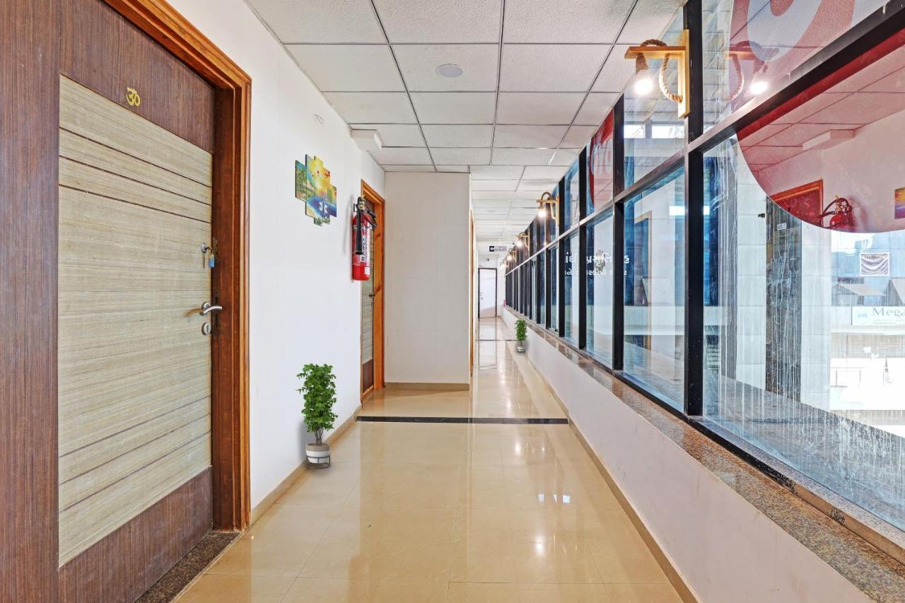 Hotel Solitaire, Best Luxurious Hotel Ac Rooms In Surat Esterno foto